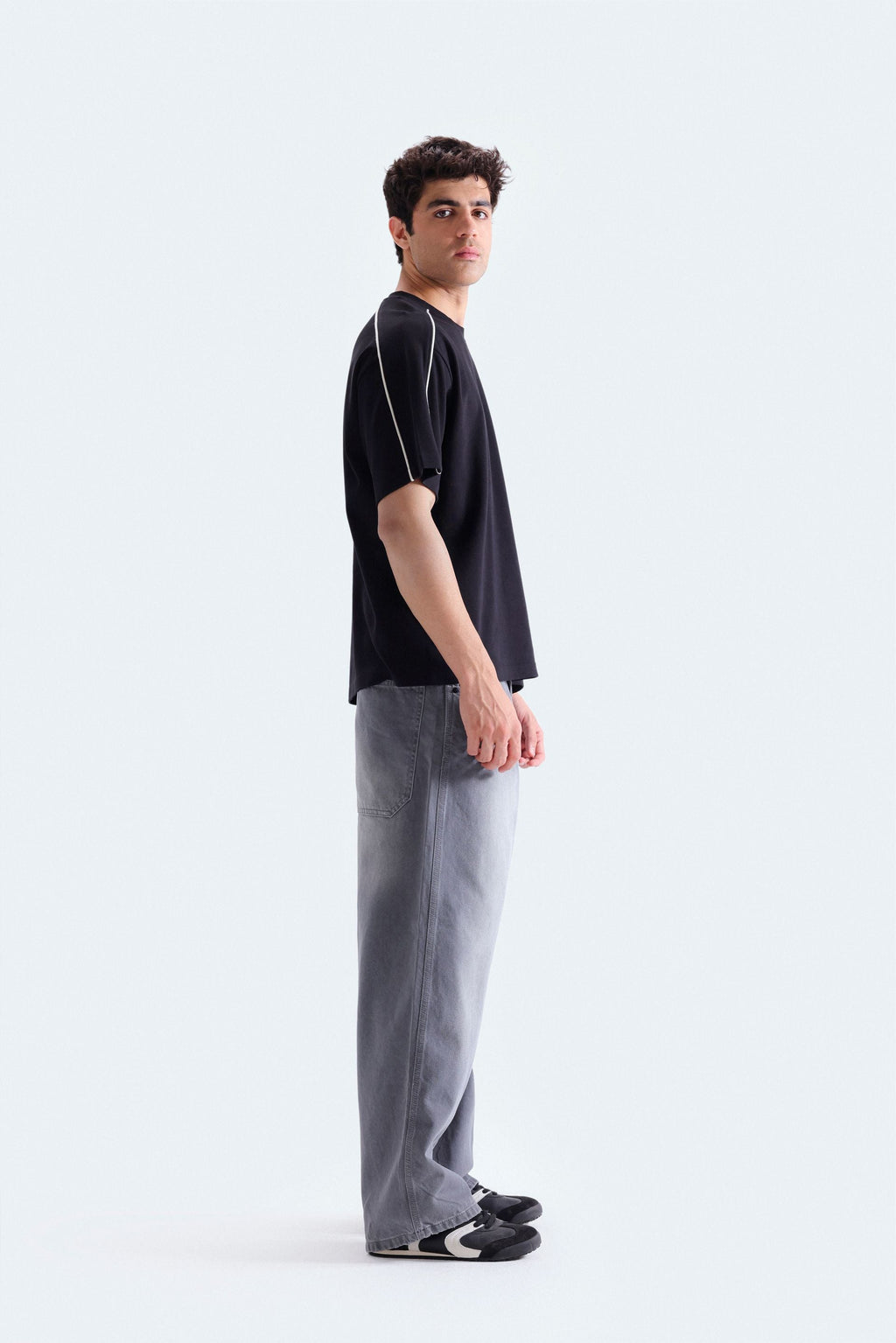 Relaxed Fit Jeans - Dark Grey side